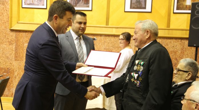 Márton Áron-emlékéremmel tüntette ki a csíki `56-osokat Hargita Megye Tanácsa