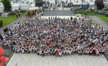 Legyünk büszkék viseletünkre! – Hargita Megye Tanácsa támogatja a népi és hagyományos viseletek beszerzését