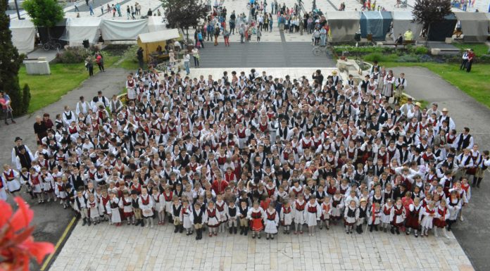 Legyünk büszkék viseletünkre! – Hargita Megye Tanácsa támogatja a népi és hagyományos viseletek beszerzését